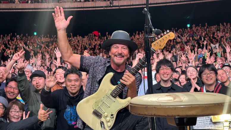 3wefnet's tweet photo. 🎸🇯🇵 Os hacemos un resumen de la pequeña gira que se ha marcado @EddieVedder por Japón.
https://t.co/mXt3xHwxNM https://t.co/u65ZThSdP3