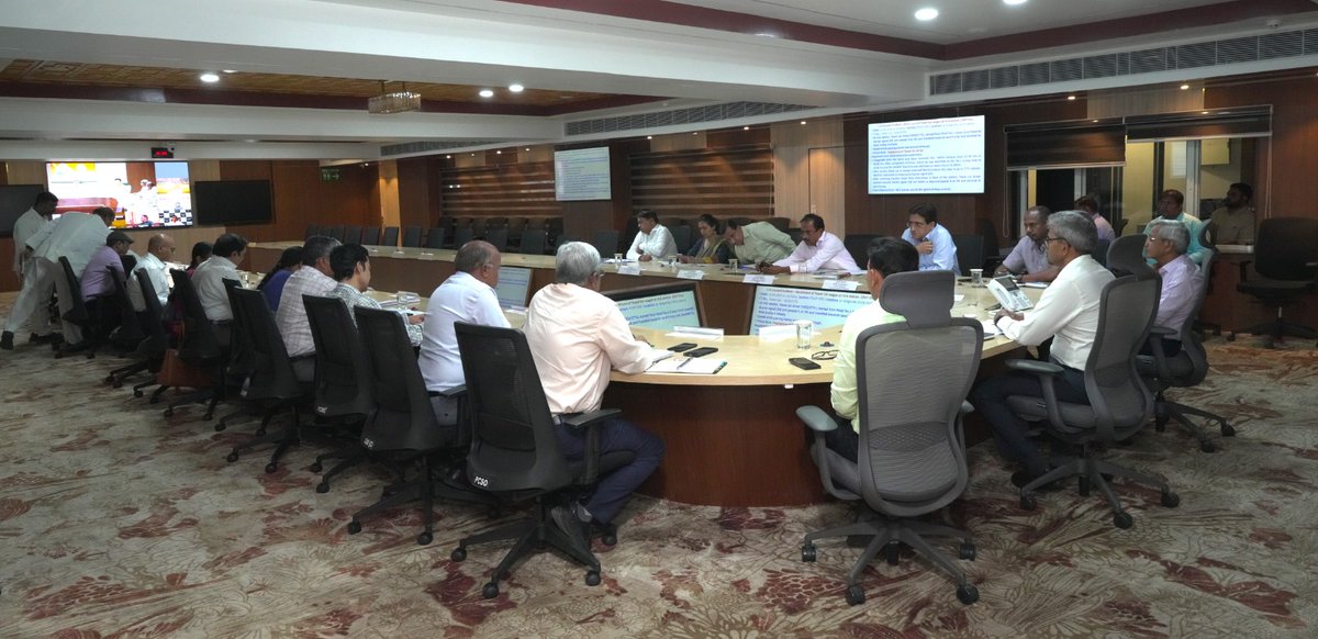 drmhyb's tweet image. Shri Sanjay Kumar Srivastava, General Manager, SCR holds review meeting on safety of train operations across the zone today at Rail Nilayam along with Principal Heads of Depts. Divisional Railway Managers participated through video conference on 20.06.2026

#safetyfirst #railways