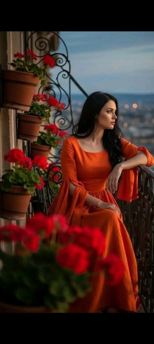 يداعبني إحساسك بعذوبة
فأشتهي الحياة فقط على ايقاع نبضك أحتاجك لحناً وعطراً و مطرا
نكهة توتٍ وعنبا معتقا اسكبه في شرايني
أحتاجك إعصاراً يجتث اشواقي ويدمر ارتجافاتي
لا تعصمني من غليان عشقك 
و بحر شوقك الهائم 
احرق فتيل حبك على مساحاتي
قيدني فيك وأغلق كل منافذي ❤️صباح الحب ❤️