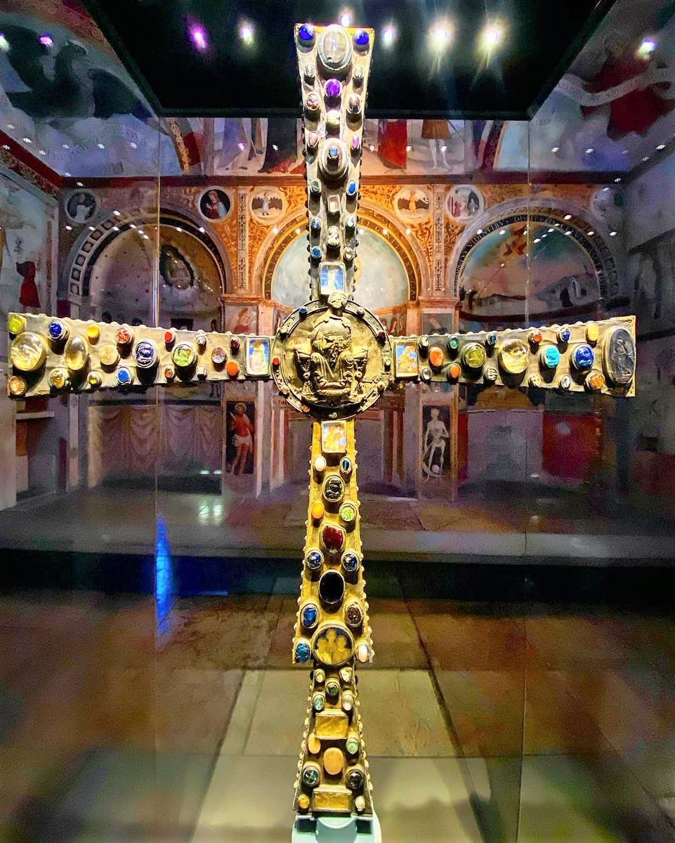 RossEleven's tweet image. Croce di Desiderio - arte longobarda - legno, metallo, pietre e vetro colorato - IX sec. 

#buongiorno
#buenosdias
#goodmorning