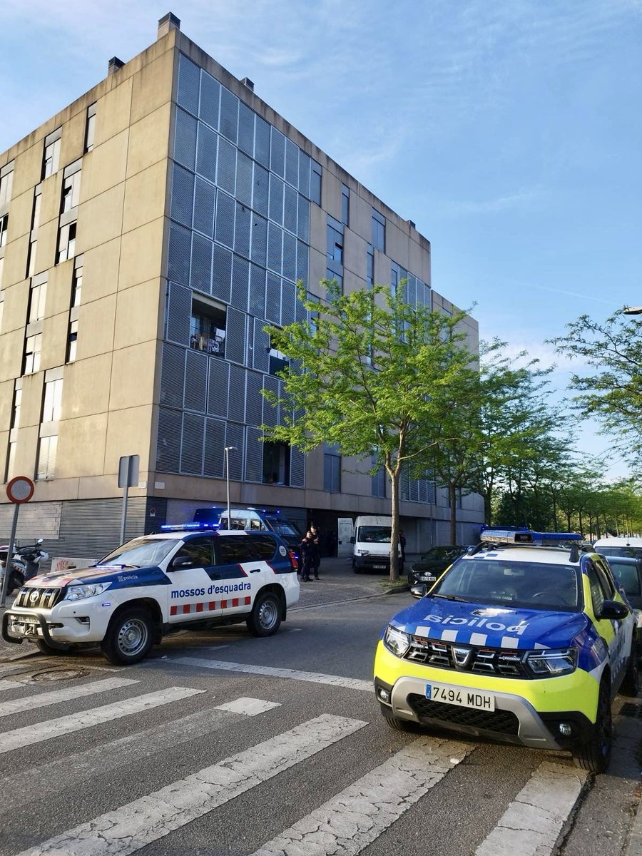 Girona_SHSC's tweet photo. 🔴 ARA MATEIX!

L'Ajuntament de Girona desnona la Nouama i la seva família enviant l’ARRO a les 7 de matí, després d’haver-se negat a trobar una solució durant tot un any.

D’esquerra a dreta, contra tots els governs que desnonen! https://t.co/j48aZsSmHZ