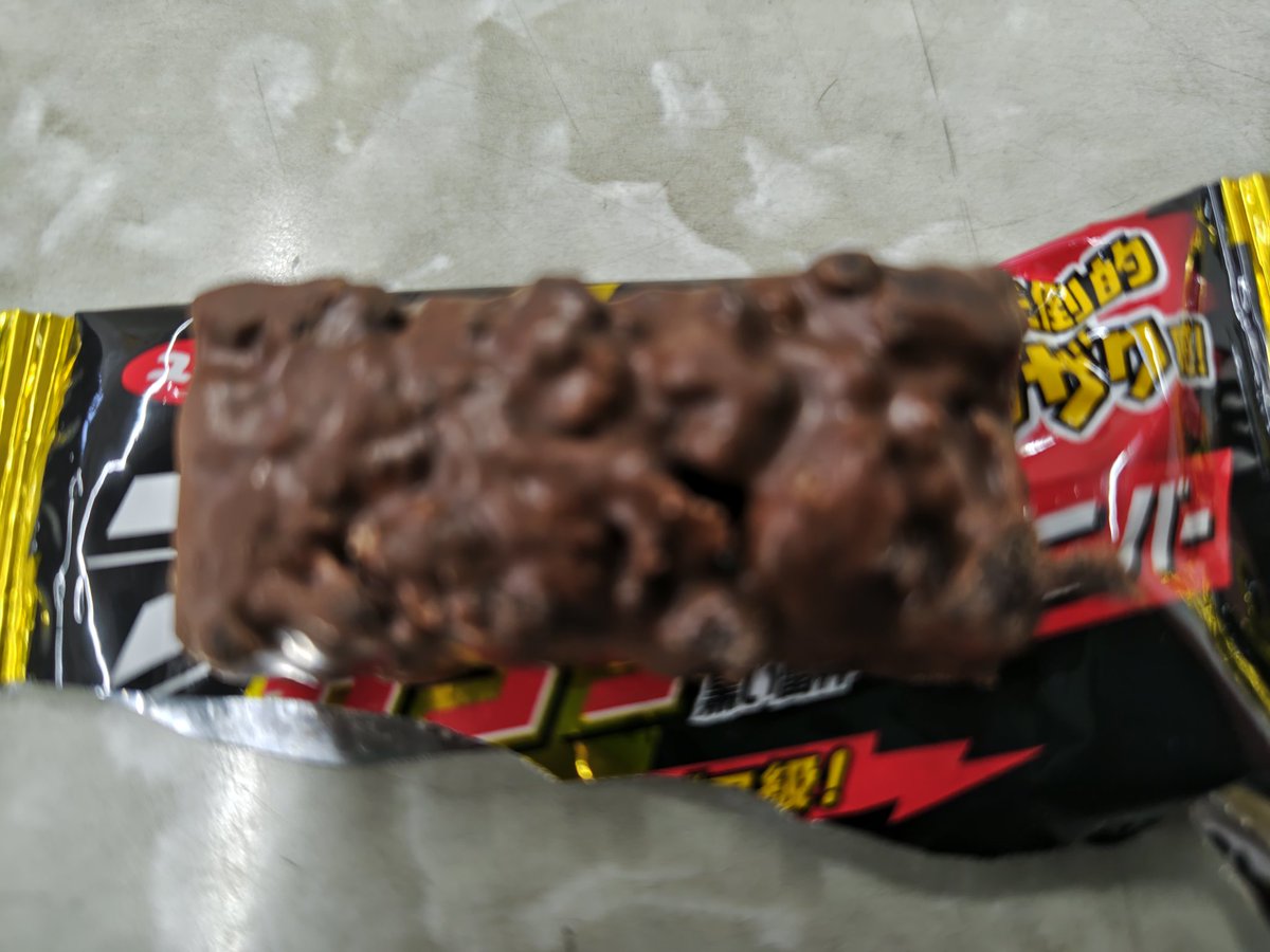 2gNfPoMOVW69544's tweet image. 頂き物のブラックサンダーミニ☺
いいや食べちゃえ☺
美味しかったです☺
#ブラックサンダー
#チョコレート