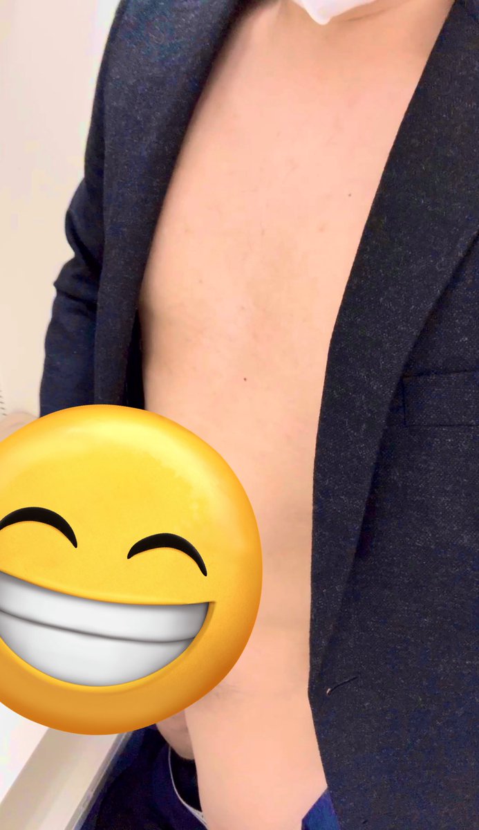 Tomnug2da's tweet photo. ついに職場で全裸
先輩のジャケットを全裸の変態が来ちゃいました...笑
(フィクション) https://t.co/FEwtzOGe9W