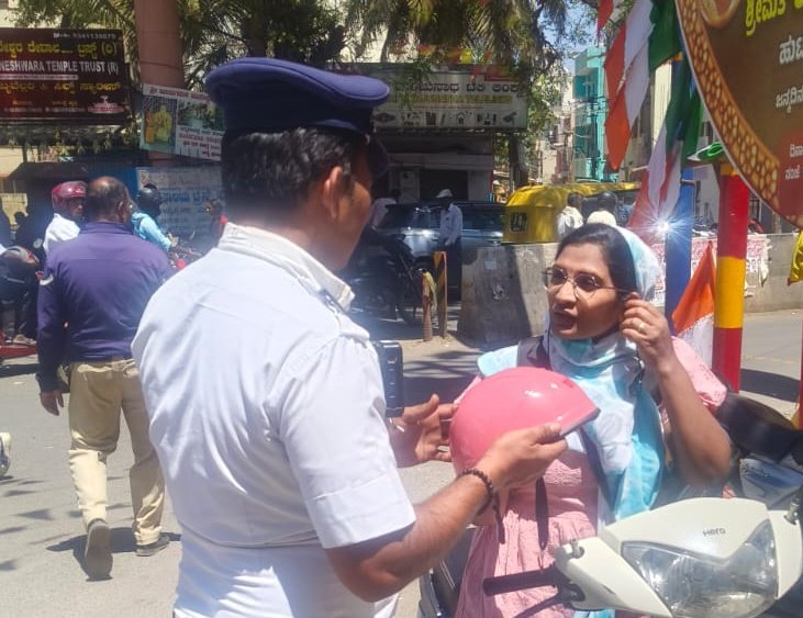 KRPURATRAFFIC's tweet image. #TrafficAwareness #SafetyFirst #RoadSafety 

ಹೆಲ್ಮೆಟ್ ಕೇವಲ ನಿಯಮವಲ್ಲ, ನಿಮ್ಮ ಜೀವದ ರಕ್ಷಕವಾಗಿದೆ. 

ಸಾರ್ವಜನಿಕರಿಗೆ #ಐಎಸ್ಐ ಮಾರ್ಕ್ ಇರುವ ಸಂಪೂರ್ಣ ಹೆಲ್ಮೆಟ್ ಬಳಸುವ ಮಹತ್ವವನ್ನು ಮತ್ತು ಸಂಚಾರ ನಿಯಮಗಳನ್ನು ಕಡ್ಡಾಯವಾಗಿ ಪಾಲಿಸುವ ಅಗತ್ಯವನ್ನು ಕುರಿತು ಜಾಗೃತಿ ಮೂಡಿಸಲಾಯಿತು.