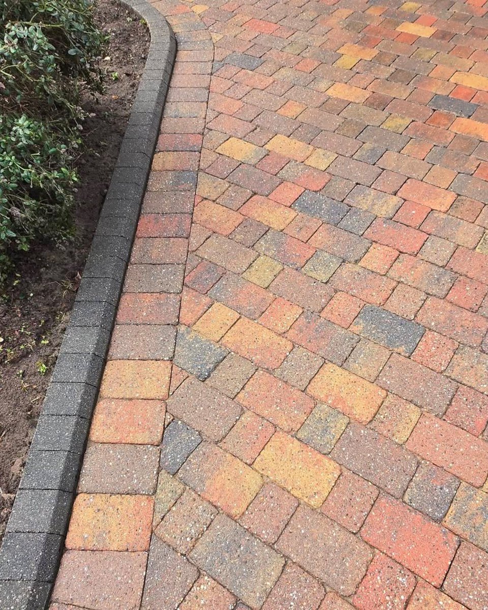 Smartseal's tweet photo. You can see how a proper clean followed by sealing brings out the natural colour of the block paving and gives it that fresh, finished look.

#PressureWashing #BlockPaving #Driveway #ExteriorCleaning #CleaningHacks https://t.co/0dhz1Hz6qX