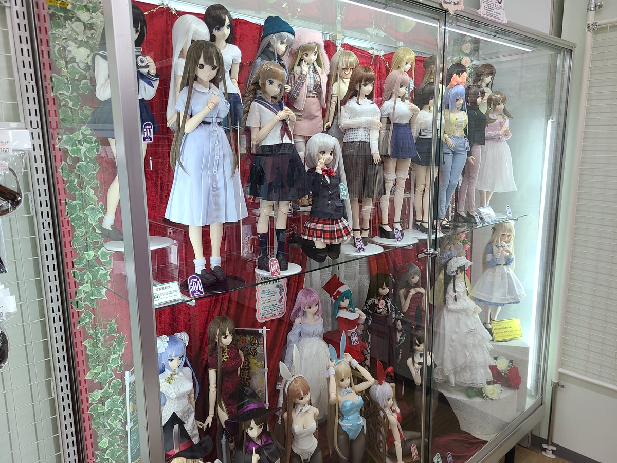 zerostart08's tweet photo. #アゾン秋葉原店
アゾン秋葉原店内 写真撮影してたの忘れてました。 
コンパクトなショーケース内だけでも ドール総額怖いわ
色移り覚悟のDisplay dollsだろうけど

その日に着せた服はその日に脱がす鉄則してたら
この数だと セットから片付けまで80時間はかかりそう https://t.co/jTfAKxUWpE