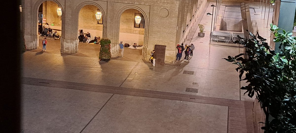 23.00 h de la noche y YA había cola en el Ayuntamiento de Zaragoza para la regularización de inmigrantes ilegales.

Esta regularización abrirá la posibilidad de acceder a pensiones no contributivas a inmigrantes que no habrán cotizado jamás en España.