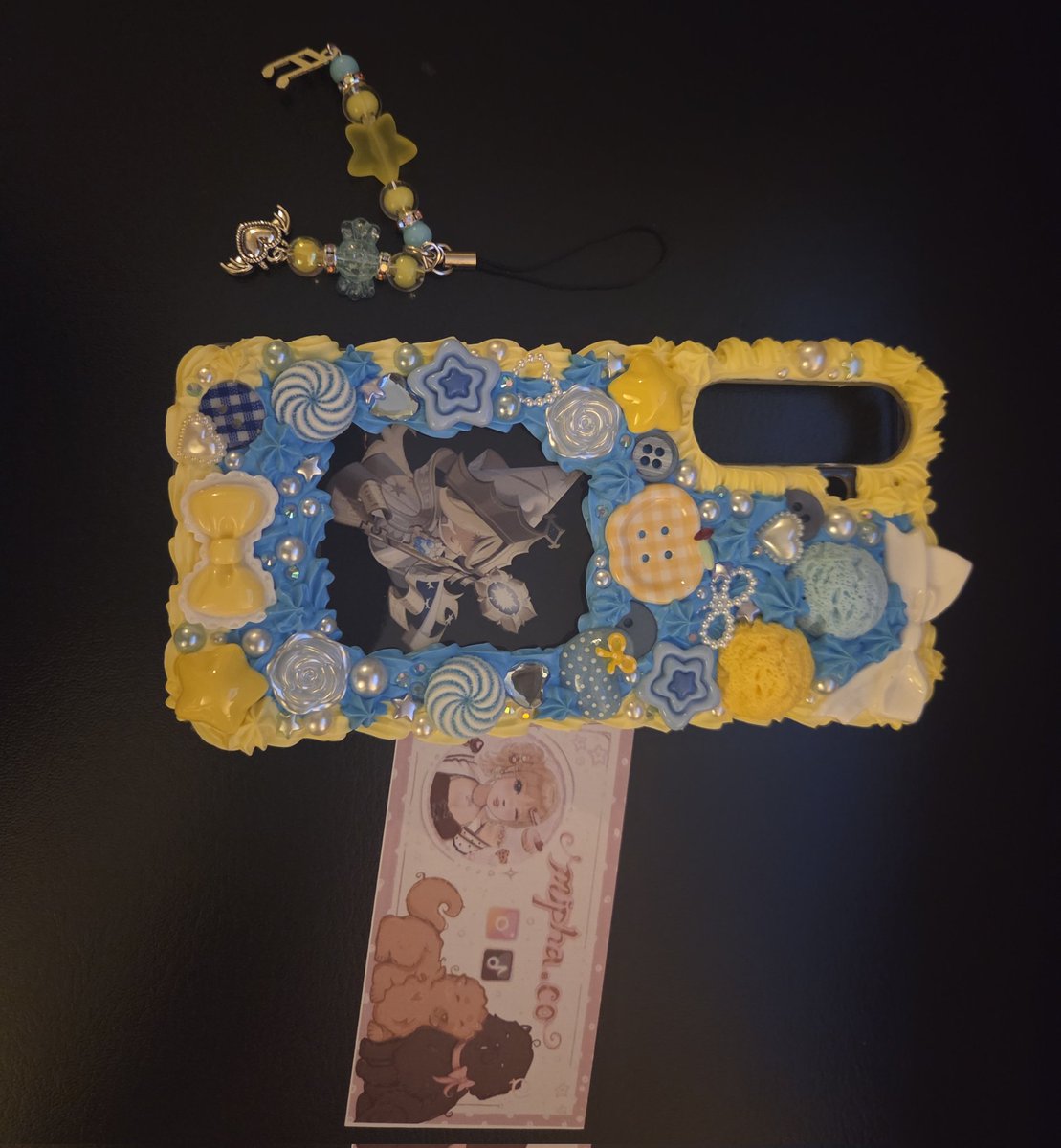 Kiripillar's tweet photo. My custom phone case by mipha on Instagram! 💛💙 It looks even better in person 🥹🫶 
(The picture is also protected behind acrylic/plastic!)  

#cookierun #purevanillacookie #customphonecase https://t.co/CcCwrQ9DJM