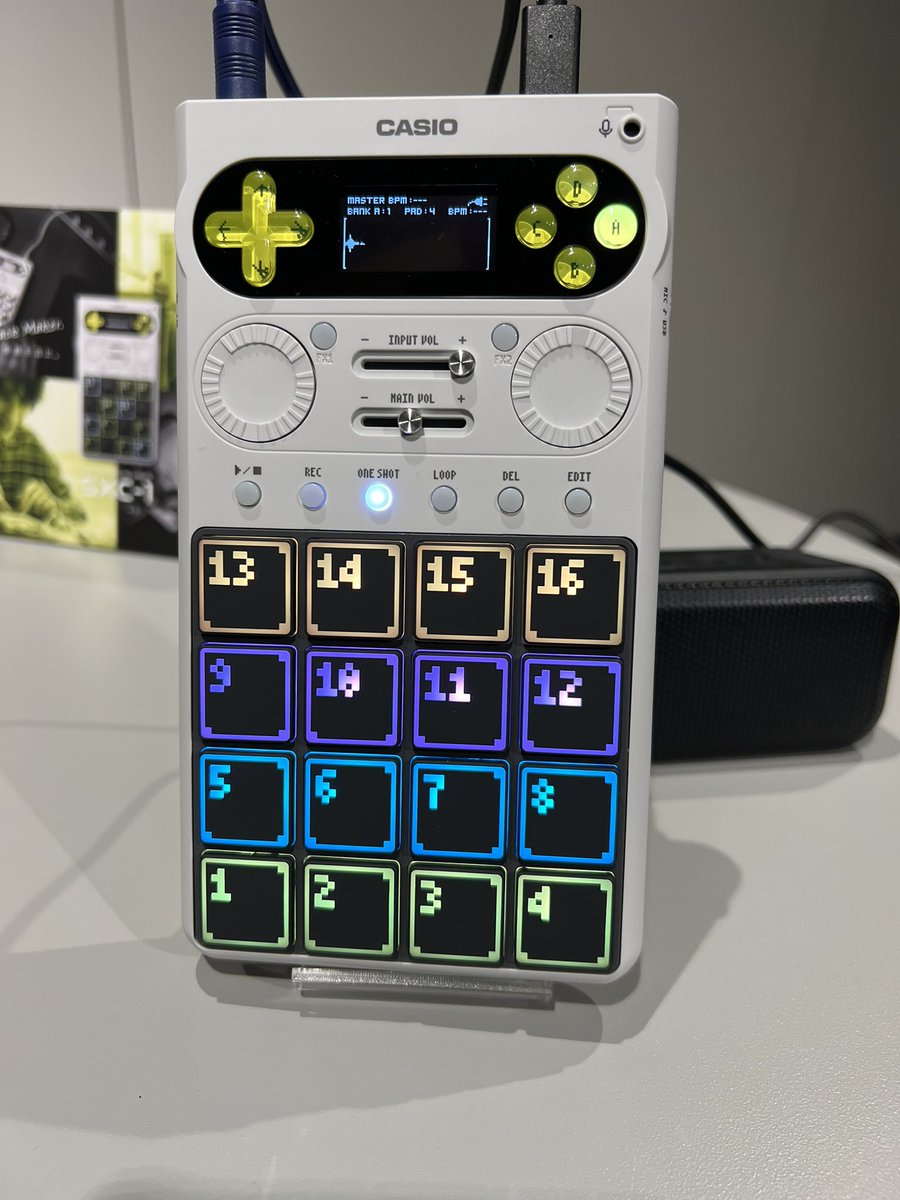 1484shibuya's tweet image. CASIO
SXC-1
本日
４月２１日から予約開始！

５月２８日発売
税込39,930円

sound x create を意味するポータブルサンプラー！208種類の音源を搭載し、専用スマホアプリで波形編集なども可能！
1パッド15分サンプリング可能、64GBの大容量！315gの軽量サンプラー！
#casio
#sxc1