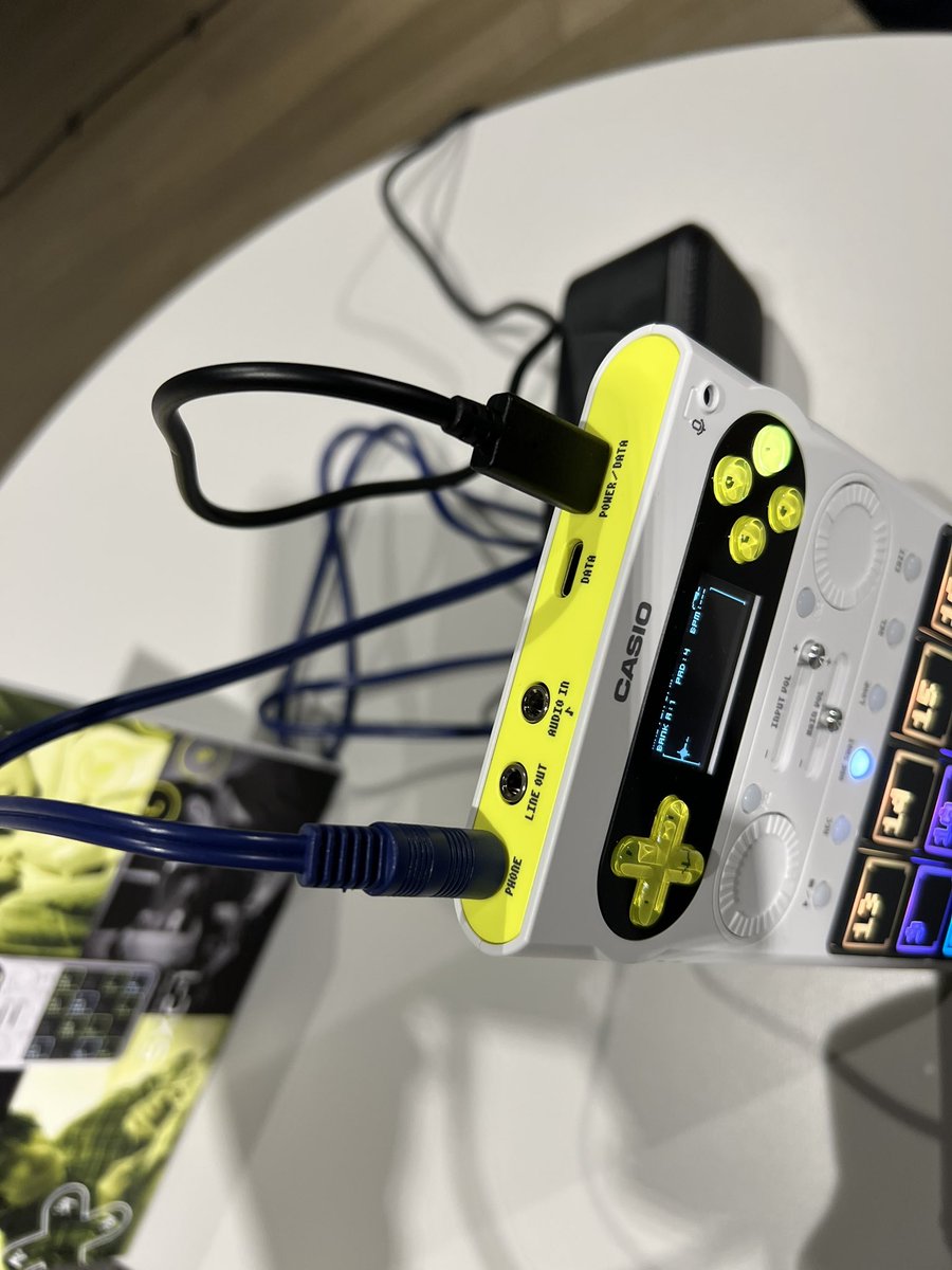 1484shibuya's tweet image. CASIO
SXC-1
本日
４月２１日から予約開始！

５月２８日発売
税込39,930円

sound x create を意味するポータブルサンプラー！208種類の音源を搭載し、専用スマホアプリで波形編集なども可能！
1パッド15分サンプリング可能、64GBの大容量！315gの軽量サンプラー！
#casio
#sxc1