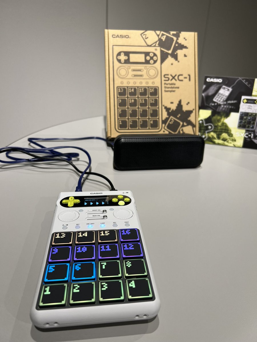 1484shibuya's tweet image. CASIO
SXC-1
本日
４月２１日から予約開始！

５月２８日発売
税込39,930円

sound x create を意味するポータブルサンプラー！208種類の音源を搭載し、専用スマホアプリで波形編集なども可能！
1パッド15分サンプリング可能、64GBの大容量！315gの軽量サンプラー！
#casio
#sxc1