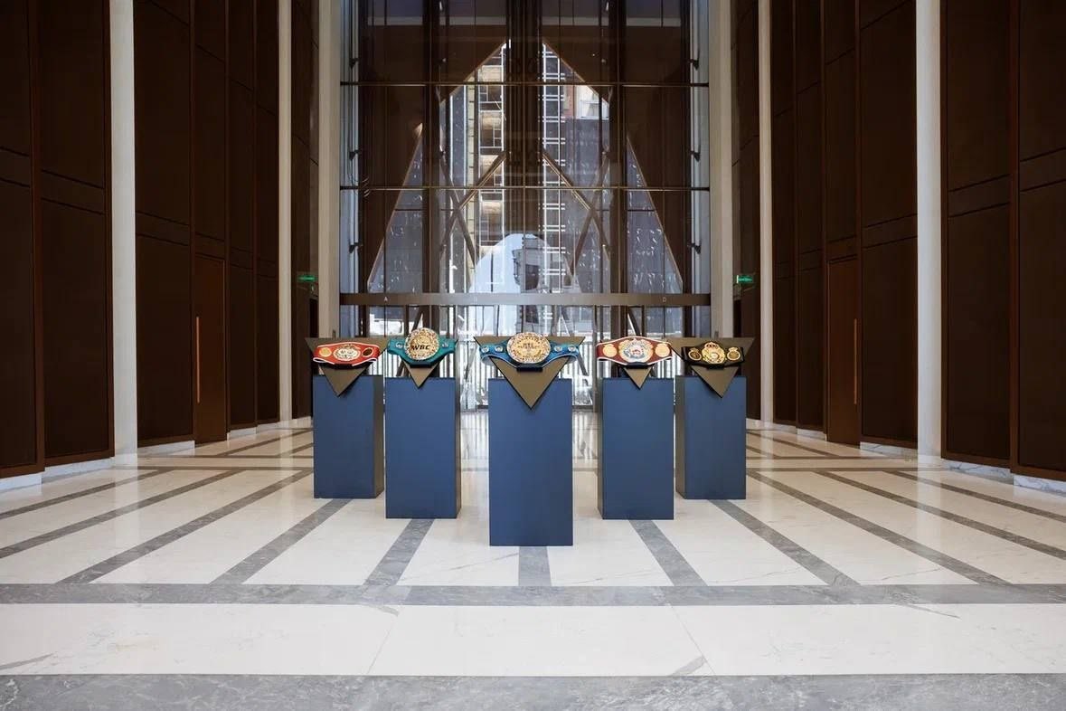 🏆 وصلت جميع أحزمة الاسطورة ديمتري بيفول إلى يكاترينبورغ.

الألقاب العالمية وصلت إلى عاصمة جبال الأورال: WBA، WBO، IBF، WBC، IBO، The Ring، ولقب البطل بلا منازع.

🔥 📆 تستعد يكاترينبورغ لاستضافة ليلة الملاكمة RCC.

الحدث الرئيسي هو نزال ديمتري بيفول ضد مايكل إيفرت.

من المقرر