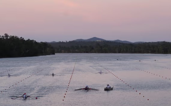 HistoriasdlosJJ's tweet image. La organización de los #JuegosOlímpicos de #Brisbane 32 insiste en que las pruebas de #remo se realizarán en el río Fitzroy, pese a que ni el COI ni World Rowing han aceptado esa sede. Además de haber cocodrilos hay desigualdad de condiciones en sus calles