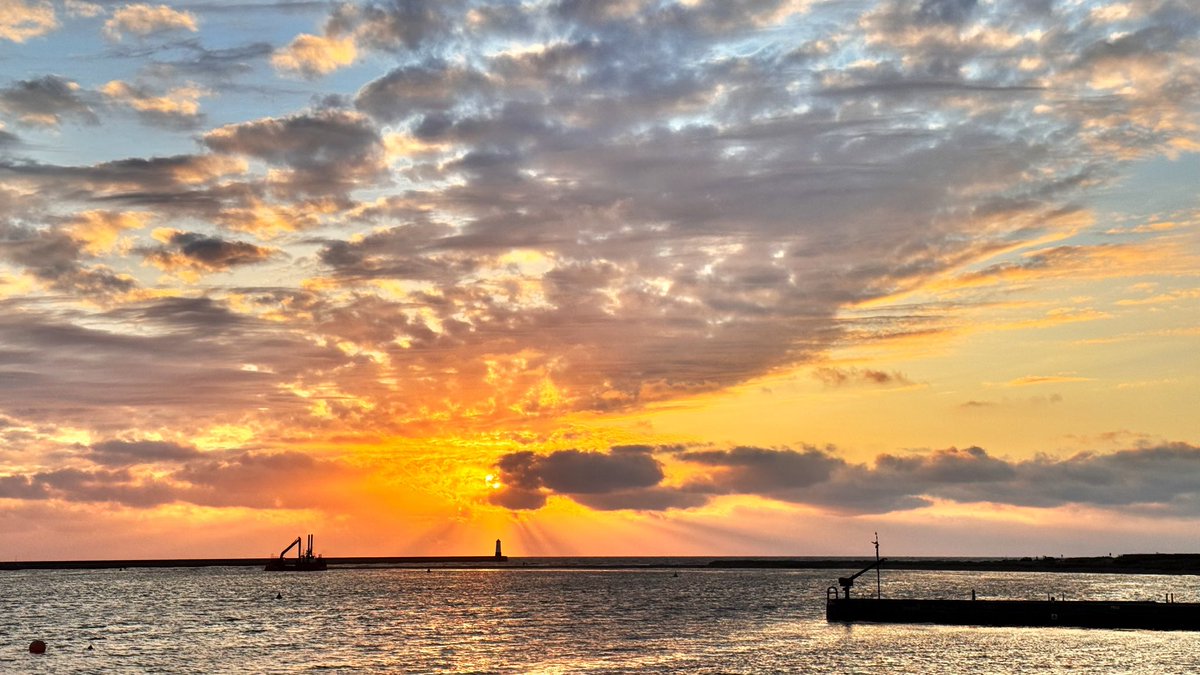 TweedsideMags's tweet image. Good morning from a fresh Berwick upon Tweed. #Itsgrimupnorth #Crespicularrays #Sunrise