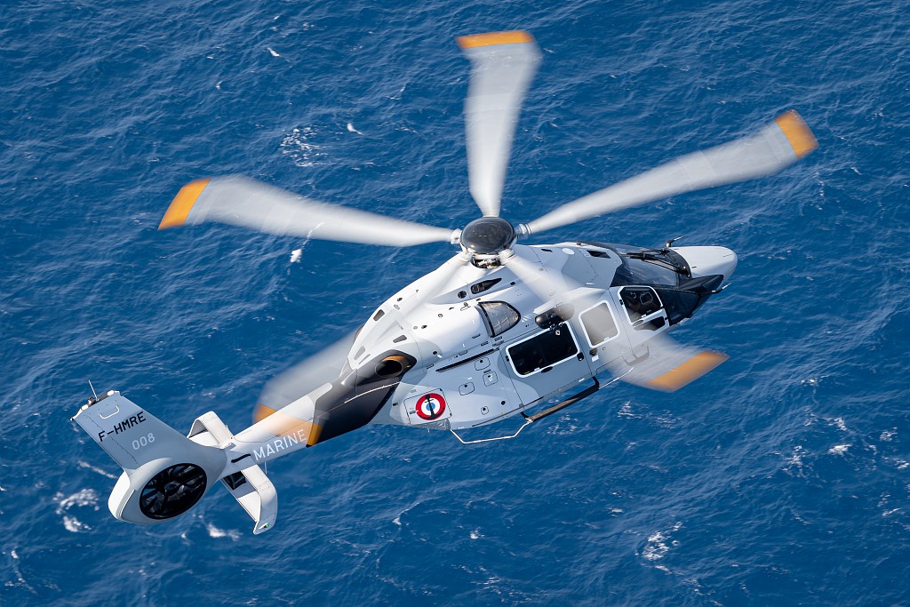 premar_ceclant's tweet photo. #PREMAR - Le 20/04 à 16h44 le navire de pêche Scuderia battant pavillon 🇫🇷, navigant à 66nm dans l'ouest d'Ouessant informe #CROSSCorsen d'un matelot blessé à bord. Décollage🚁H160 Belligou de Lanvéoc à 17h44, sur zone à 18h15. Matelot hélitreuillé à 19h14 et transféré au #CHUBrest de la Cavale Blanche à 20h03. 
Conditions sur zone : vent d'est force 6, mer 4.