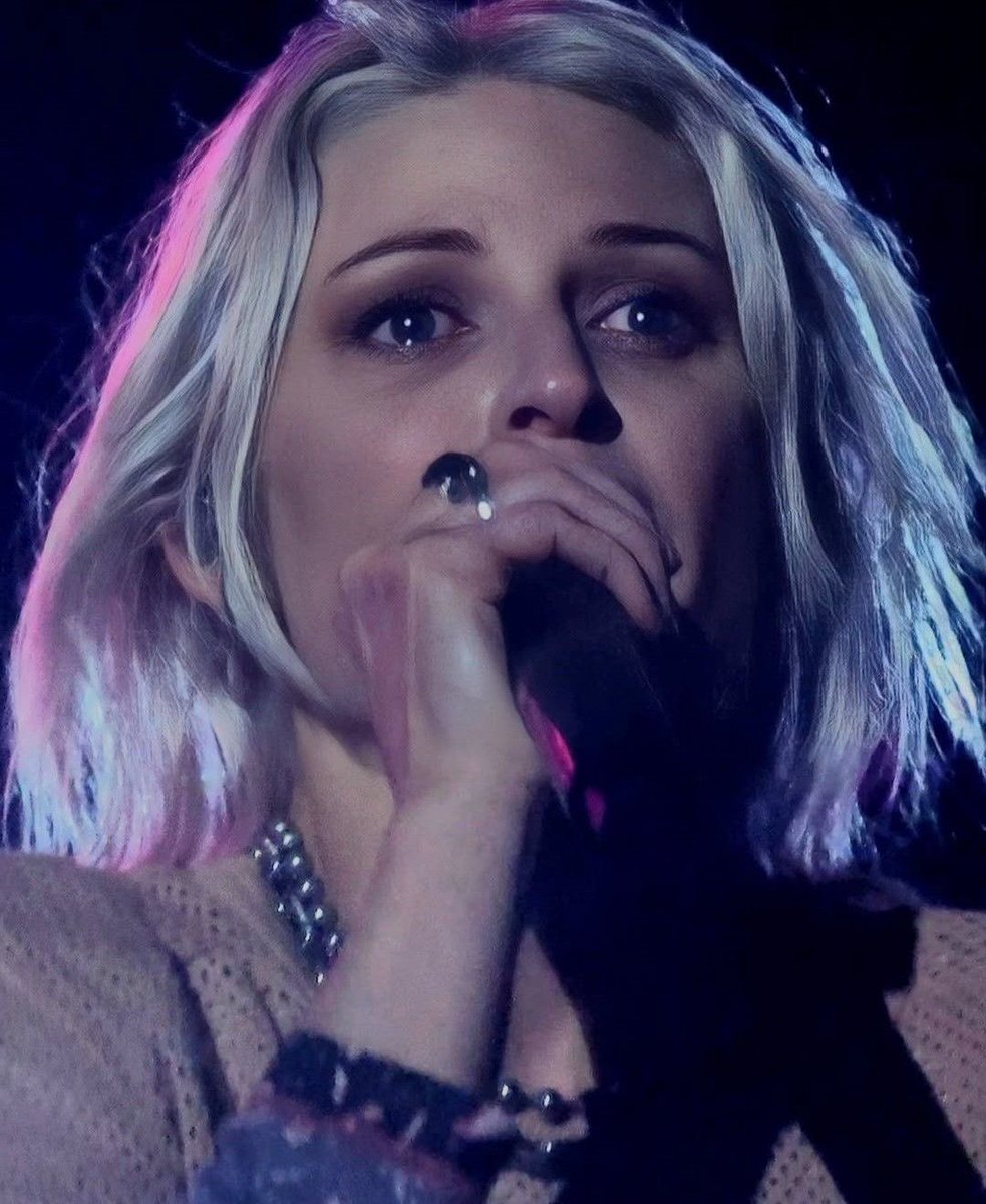 writtenbyemilyy's tweet photo. she’s truly ethereal, there will never be another one like her https://t.co/0QUJNo5iZq