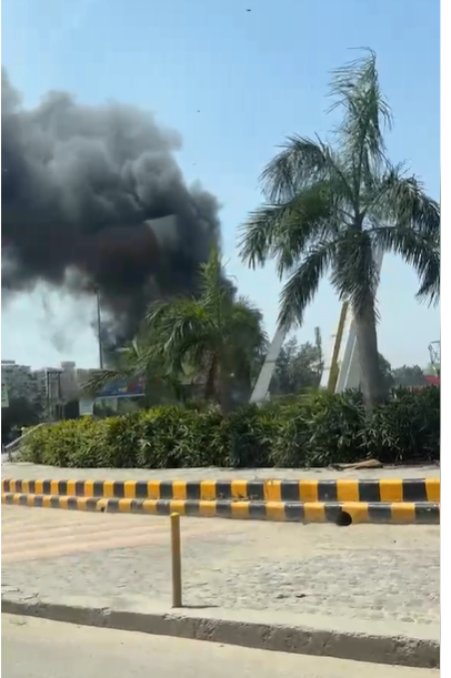 bstvlive's tweet image. गाजियाबाद : सब्जी मंडी में लगी भीषण आग

➡कई दुकानें चपेट में, मचा हड़कंप
➡दमकल गाड़ियां मौके पर रवाना
➡क्रॉसिंग रिपब्लिक में गौर चौक की घटना

#Ghaziabad #FireAccident #UttarPradesh @ghaziabadpolice