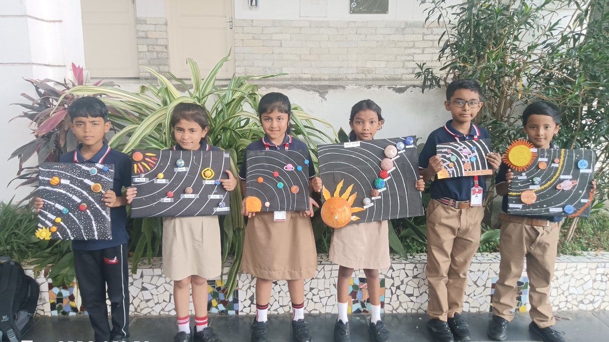 Odm_Sapphire's tweet photo. 🌌✨ Exploring the Solar System! 💛 Grade 3A students created amazing models, learning planet order 🌞, sizes &amp; distances 🪐 while boosting creativity and teamwork. 

🤝 A fun journey into space &amp; science! 

#SolarSystem #SpaceLearning #growwithodm https://t.co/gPWLjTNGRi