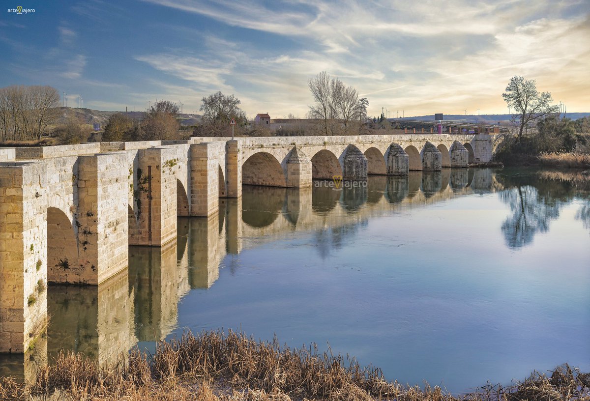 Uno de los puentes más bonitos y largos de Castilla y León es el Puente de Torquemada (Palencia) que salva las aguas del río Pisuerga. El puente tiene un total de 25 arcos que fueron levantados entre los años 1583 y 1586 ⬇️⬇️⬇️
arteviajero.com/articulos/torq…
#BuenosDias #FelizMartes