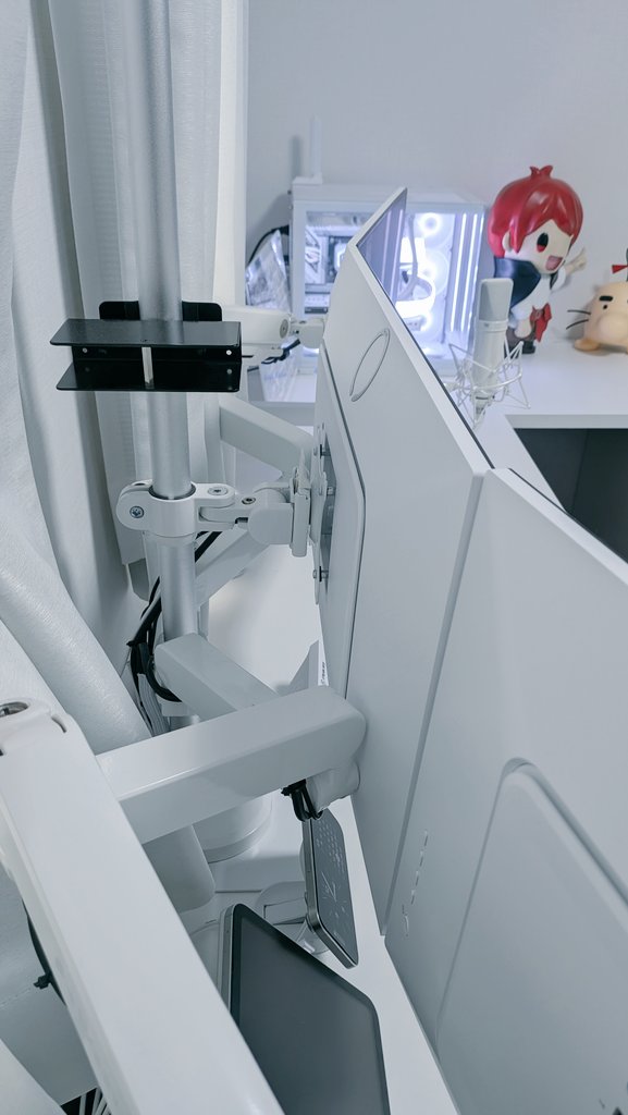 tomo0723sw's tweet image. トリプルモニターアームで机すっきり(1枚目)

裏側こんな感じ
各モニターからHDMIと電源の計6本出てて上手いこと隠せた(2枚目)

お気に入りのシェル換装真っ白Switchライト(3枚目)

白×水色モードもある
どこが変わったか分かるかな？(4枚目)
#desktop