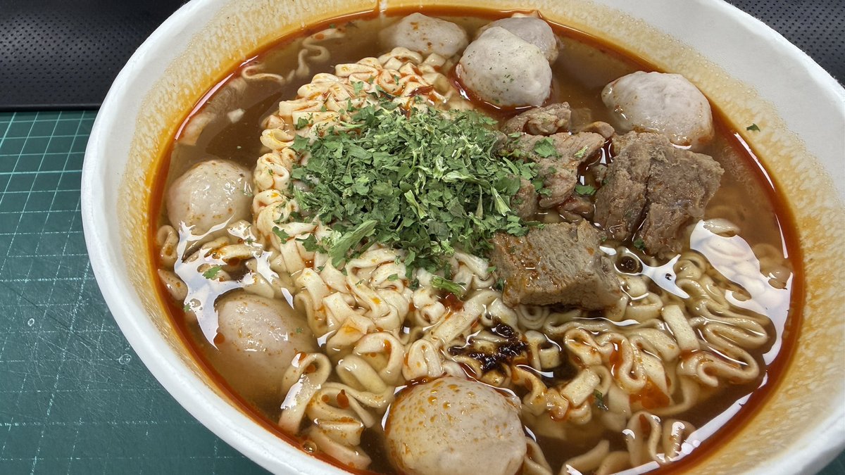 聞起來有味道，入口普通紅燒牛肉麵，還算不錯吃的香菜牛肉麵～
丸子是同事友情贊助✌🏻