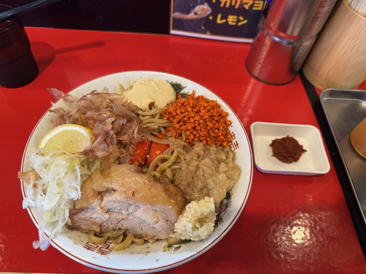 miavi413's tweet photo. お昼ご飯に🌞

ラーメン鷹の目 江古田店

「鷹の目TKM祭:feat.平本蓮」🎊

昼間はちと暑いのでちょうど
冷たく冷えた麺が旨い😋

レモン🍋やフォロワー🈂️の辛味噌が
いいアクセントに🌶

300gをあっという間に完食😋

 #鷹の目
 #限定TKM
 #鷹の目TKM祭 https://t.co/NFF4aP19GY