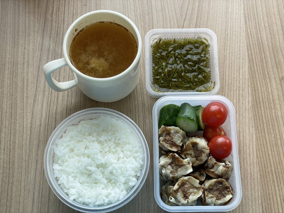 火曜日。今日のお昼はシウマイと胡瓜とミニトマトとめかぶ。白飯と味噌汁。今朝体重計ったらめちゃ増量してた。食べる量は増えてないけど増量してた。なんでだー。ストレスのせいなのかー。あれか。酒のせいか。だったらなんも言えん笑。#おうちごはん #ずんこ飯 #お弁当