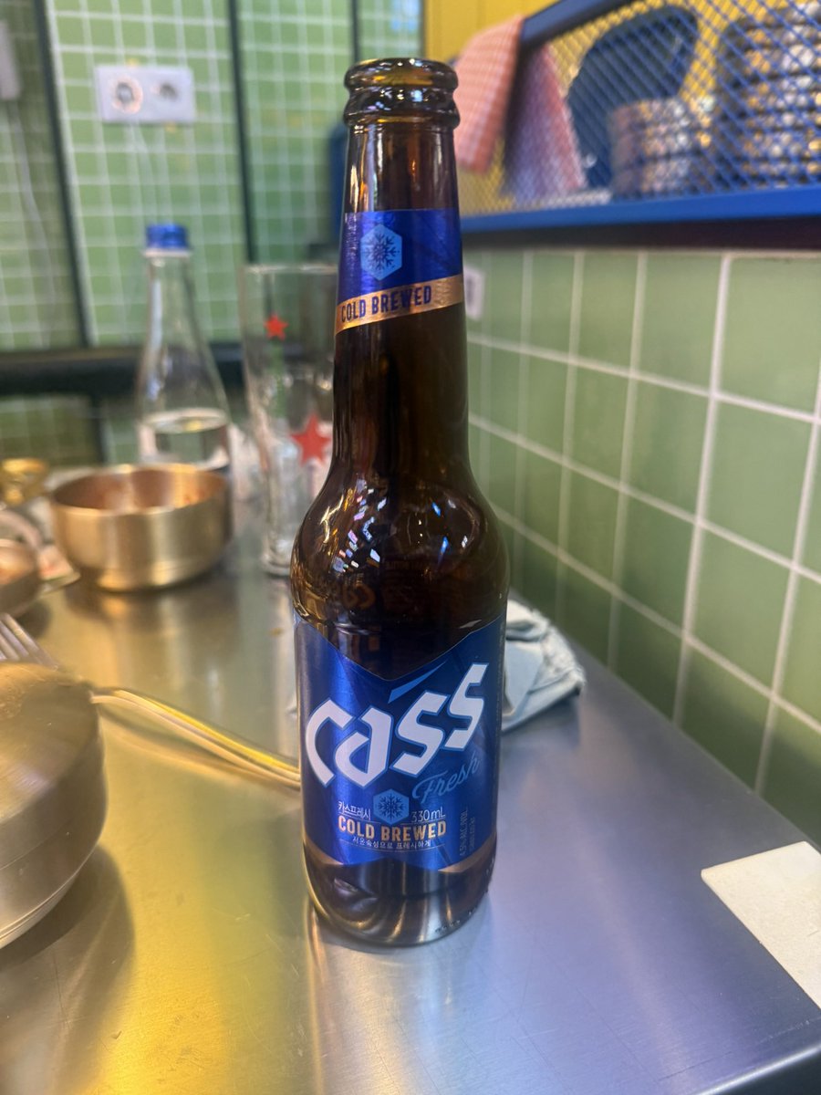 日本のアニメの違法コピー内装のラーメン屋のオーナー中国人の作った焼肉屋の料理。
出される肉の品質はまるで昔の安い食べ放題店。
行徳バイパスにあった彦バンバンを思い出しましたw
叙々苑が懐かしいです、、、
しかし韓国ビールはいつ飲んでも不味いですね。