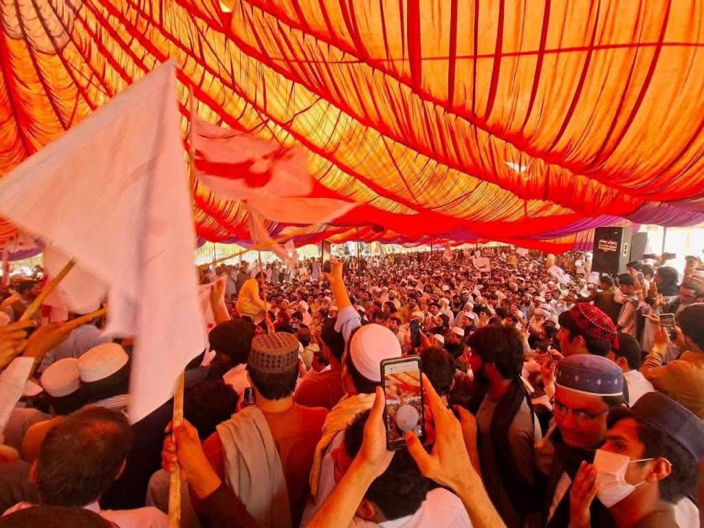 IsmailMehsud's tweet photo. بنوں میں امن و امان کی صورتحالسڑکوں کی بندش، انٹرنیٹ کی معطلی،PTM کے مرکزی رہنماء حاجی صمد،حنیف، نور اللہ، علی وزیر
9 مئی کے واقعات میں گرفتار افراد  رہائی کے لیے دھرنہ دیا گیا اور گرفتار افراد کی رہائی کا مطالبہ کیا  دھرنے میں NDM کا وفد سعود احسان وزیر کی قیادت میں شامل ہوا https://t.co/SpKZFOSL87