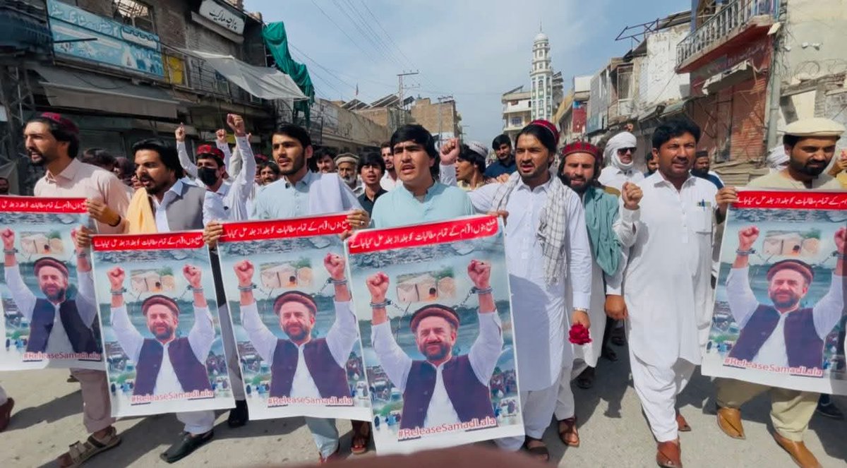 IsmailMehsud's tweet photo. بنوں میں امن و امان کی صورتحالسڑکوں کی بندش، انٹرنیٹ کی معطلی،PTM کے مرکزی رہنماء حاجی صمد،حنیف، نور اللہ، علی وزیر
9 مئی کے واقعات میں گرفتار افراد  رہائی کے لیے دھرنہ دیا گیا اور گرفتار افراد کی رہائی کا مطالبہ کیا  دھرنے میں NDM کا وفد سعود احسان وزیر کی قیادت میں شامل ہوا https://t.co/SpKZFOSL87