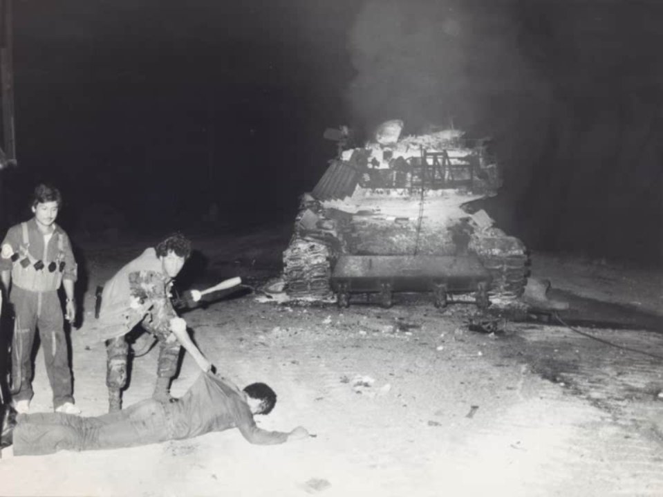 يوم جميل بالنسبة لي الحصول على صور غير منشورة للتصدي البطولي للغزو الاسرائيلي في خلدة في 9 حزيران 1982.
مجموعة جديدة وصلتني أنشر منها الآن هذه الصورة الرائعة لسحب جثة جندي اسرائيلي من دبابته المستهدفة.
بوركت السواعد القابضة على الزناد التي أذلت العدو.
خلدة مقبرة الغزاة.