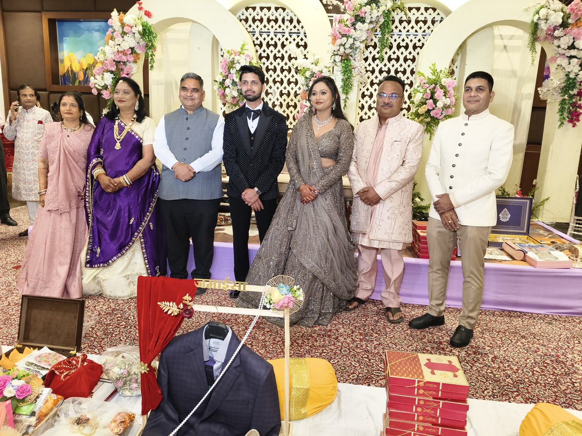 DakMla's tweet image. उदयपुर में भाजपा किसान मोर्चा के पूर्व प्रदेशाध्यक्ष श्री हरिराम जी रणवां के पारिवारिक वैवाहिक कार्यक्रम एवं श्री प्रवीण जी खण्डेलवाल के पारिवारिक वैवाहिक कार्यक्रम में सम्मिलित होकर उन्हें सपरिवार हार्दिक बधाई व शुभकामनाएं प्रदान की।

#GautamDak #udaipur