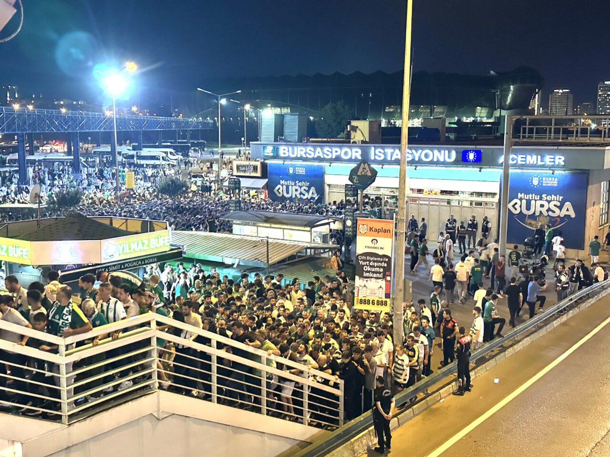Maç sonu eve dönüş çilesi artık son bulmalı! Bursa Büyükşehir Belediyesi ve ilgili bakanlıklar, stadyum çevresindeki trafik kaosu için derhal düğmeye basmalıdır. Alt geçit ve tünel projeleriyle bölge ulaşımı bir an önce rahatlatılmalıdır. Önümüzde 5-6 aylık kritik bir süreç var;