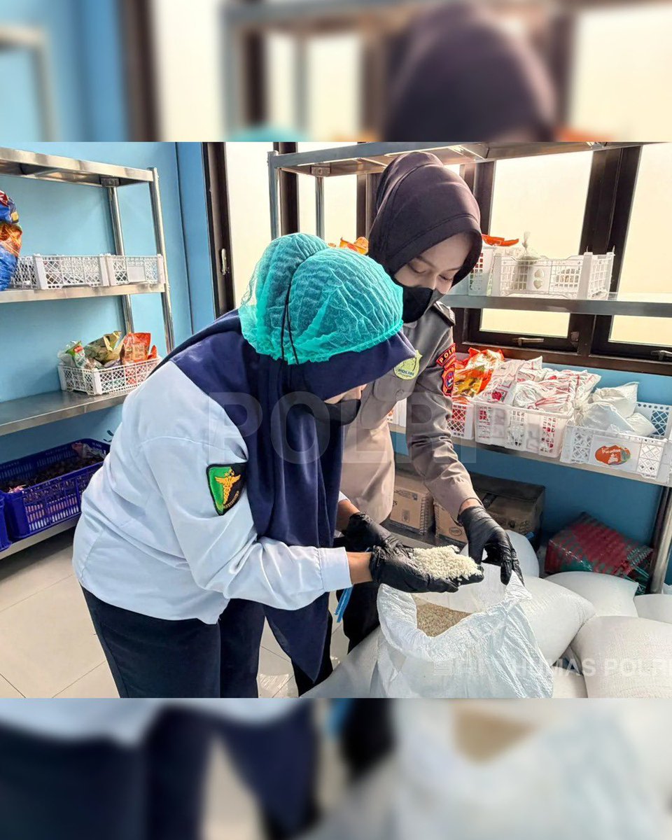 poldajateng_'s tweet photo. Kepedulian terhadap kesehatan generasi muda ditunjukkan Polres Solok Selatan melalui pemeriksaan keamanan pangan program Makanan Bergizi Gratis (MBG) bagi siswa di Padang Aro. Pemeriksaan dilakukan oleh Sidokkes di dapur SPPG dengan pengawasan menyeluruh, https://t.co/wTxyrdYp2b