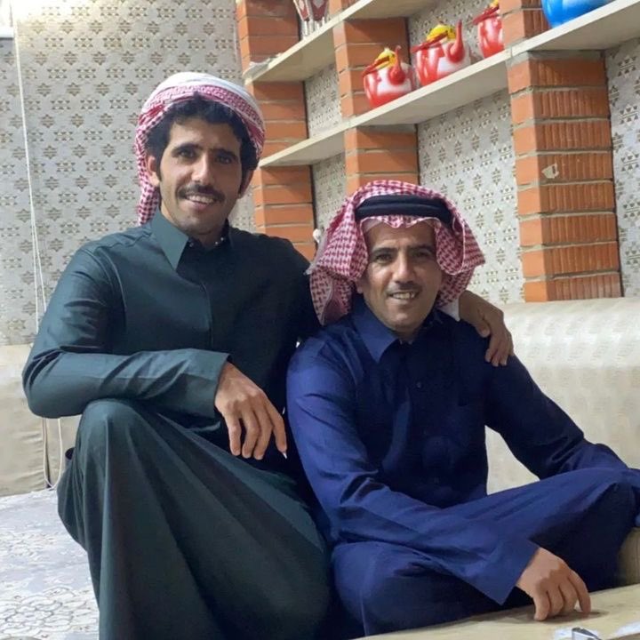 أختصر مطحس بن حمد
الوفاء بالعهد والمحبه يوم قال :

لا زال عهدي في مكانه وانا إيااااي
والله مايتشمّت علينا عدانا

حفظت حُبك غصب عن كل وشّاي
وغصبٍ عن اللي طامعٍ في حداااانا

- بمعنى طال الزمن ولا قصر لا زال مكانك ثابت