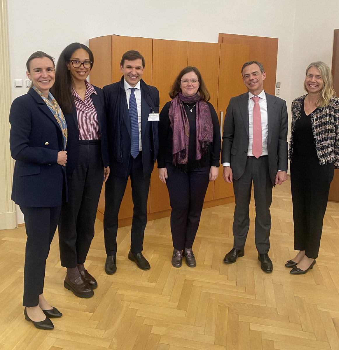 CZSecStateEU's tweet photo. Poradkyně Hrdinková včera se zástupci @EIB diskutovala roli banky ve VFR 2028+, zejména v Evropském fondu pro konkurenceschopnost a Global Europe.🌍Pro ČR je klíčové, aby investiční nástroje posilovaly konkurenceschopnost, soudržnost trhu a byly dostupné všem členským státům. https://t.co/ouMuvKI40L