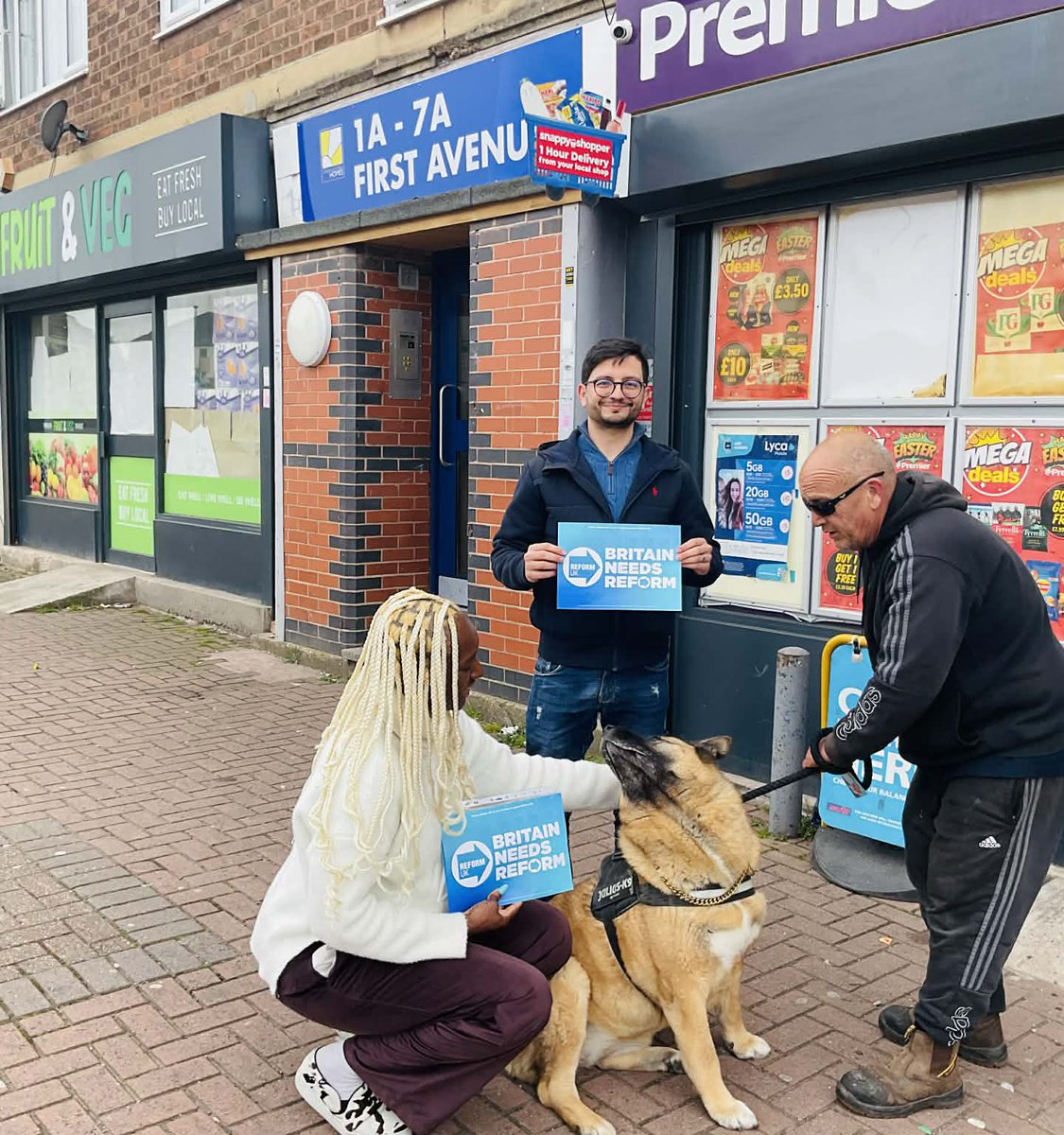 CeliaHibbert's tweet image. Out #campaigning in Bushbury South &amp;amp; Low Hill with our @reformparty_uk 🇬🇧 candidate He's ready to forensically expose failed roadworks &amp;amp; #Labour’s shambolic projects. A Chartered Civil &amp;amp; Structural Engineer -he knows what’s broken &amp;amp; how to fix it
#Wolverhampton shake-up is coming