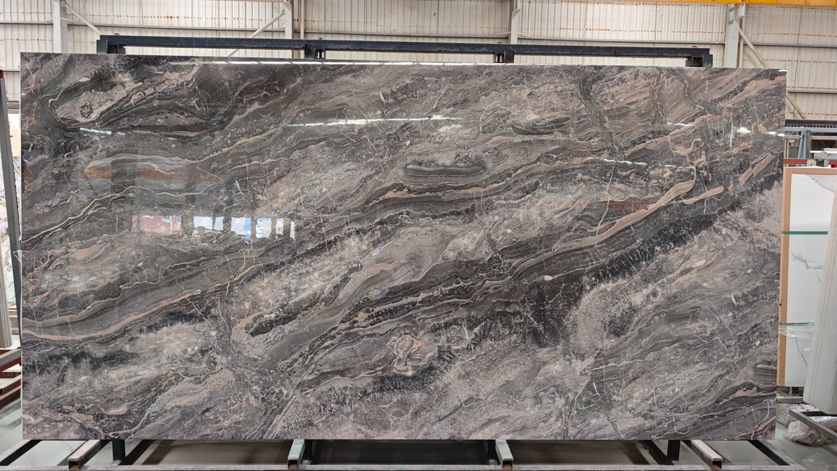 TinaQiuuu's tweet image. CY Stone – Antilles Brown
3200 × 1600 × 12 mm | Polished/Matt/Silk
Flowing layers of Andes Brown bring raw, dramatic elegance to luxury interiors.
Interested? Drop us a DM for pricing and availability.
WhatsApp: +86 18020765072
#sinteredstone #porcelainslab #slabkitchen