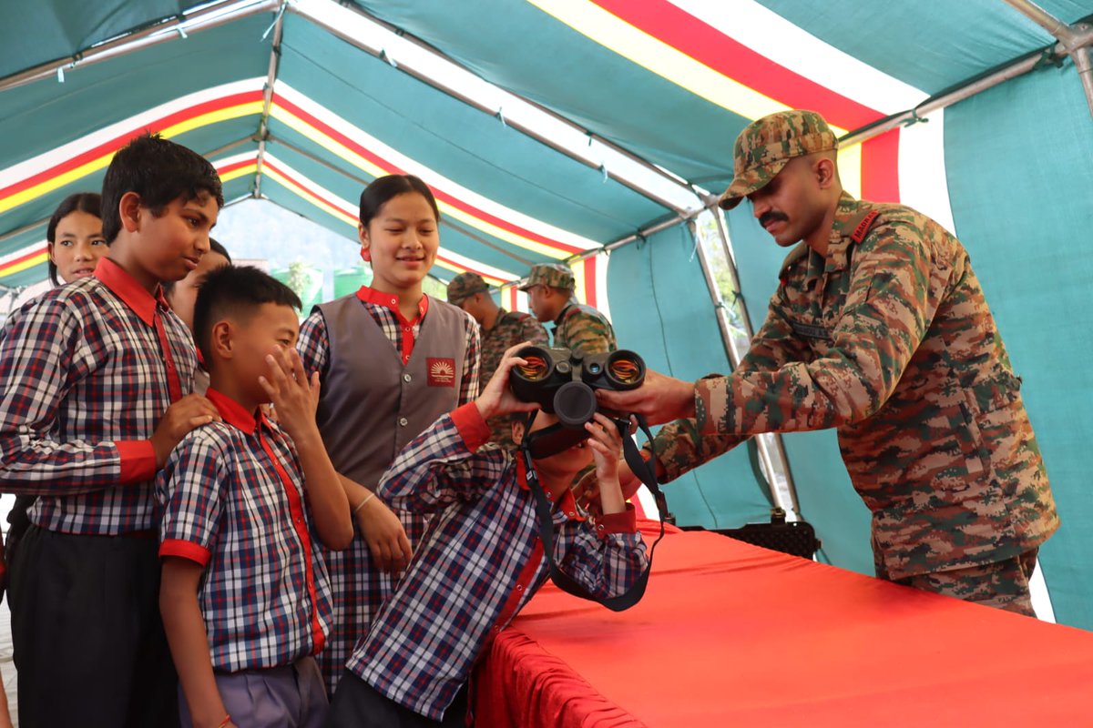 Spearcorps's tweet image. 𝗞𝗻𝗼𝘄 𝗬𝗼𝘂𝗿 𝗔𝗿𝗺𝘆

Dao Division under #SpearCorps conducted the Know Your Army campaign from 16–18 April at PM SHRI Kendriya Vidyalaya, Hayuliang, #ArunachalPradesh, featuring various activities and inspiring young minds about the #IndianArmy.

Dao Division ने