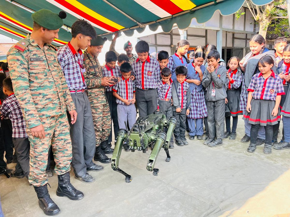 Spearcorps's tweet image. 𝗞𝗻𝗼𝘄 𝗬𝗼𝘂𝗿 𝗔𝗿𝗺𝘆

Dao Division under #SpearCorps conducted the Know Your Army campaign from 16–18 April at PM SHRI Kendriya Vidyalaya, Hayuliang, #ArunachalPradesh, featuring various activities and inspiring young minds about the #IndianArmy.

Dao Division ने