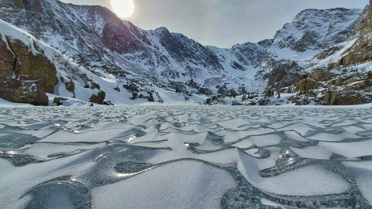 happilygrande55's tweet image. This frozen lake is absolutely breathtaking!✨ #WinterVibes #NatureIsArt