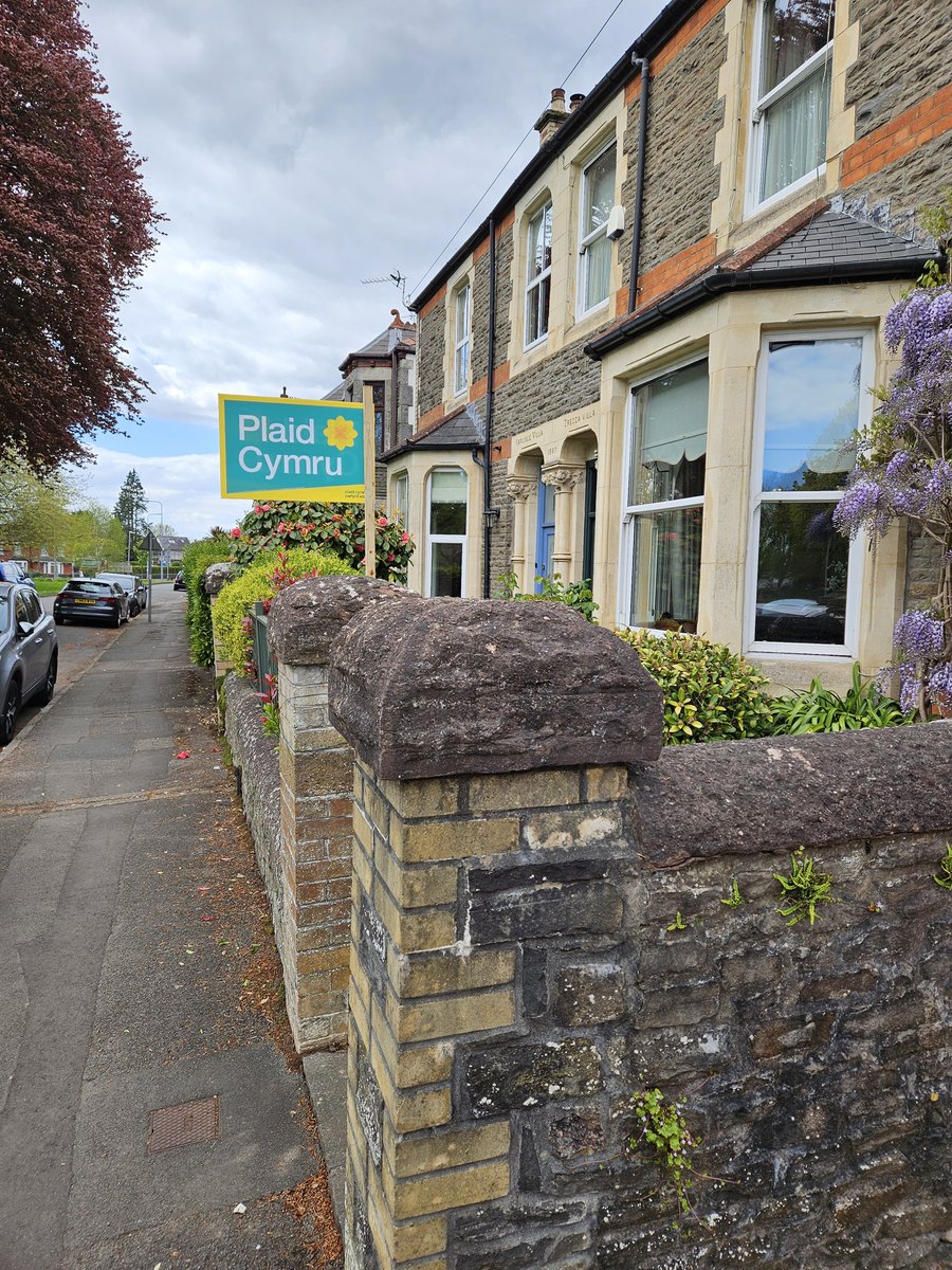plaidystumtaf's tweet image. Bore da  Good morning Wales
More @Plaid_Cymru #placards &amp;amp; #posters up in  #caerdyddffynnontaf  Polls r very close 
Use a poster if u can
Get a placard if u can. 
Vote #peoplewhocare
Vote #childcare
Vote #fairfunding
Vote #PlaidCymru
 @MeurigRogers @NickCarter303 @DafyddTrystan