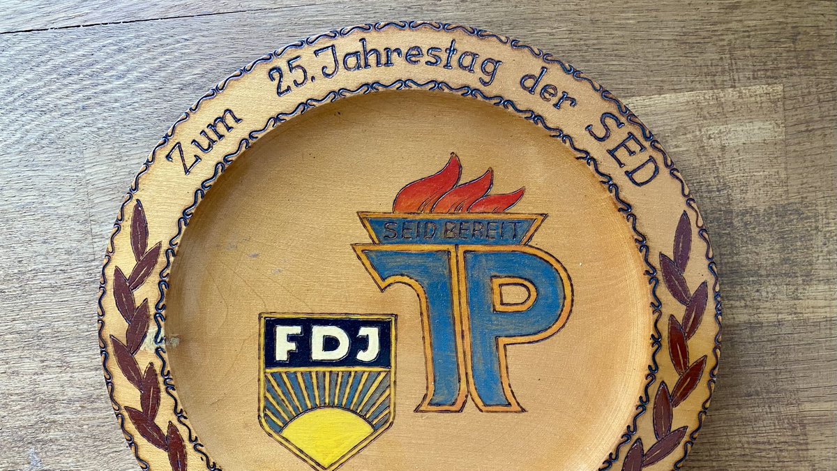 schoene_jens's tweet image. #OTD 1946 #GeteiltesBerlin

Vereinigungsparteitag. In Ost-#Berlin, im Admiralspalast, wird die Zwangsvereinigung von KPD und SPD vollzogen. Es entsteht die Sozialistische Einheitspartei Deutschlands (SED). Sie wird die #DDR bis 1989 diktatorisch regieren.