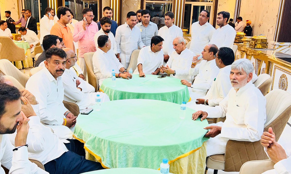 बहादुरगढ़ में इंस्पेक्टर सत्यवान हुड्डा जी के पुत्र नीतेश के विवाहोत्सव के उपलक्ष्य में आयोजित आशीर्वाद समारोह में सपरिवार सम्मिलित होकर नवदंपति को सुखमय वैवाहिक जीवन की शुभकामनाएं दीं और परिवारजनों को इस शुभ अवसर पर हार्दिक बधाई दी।