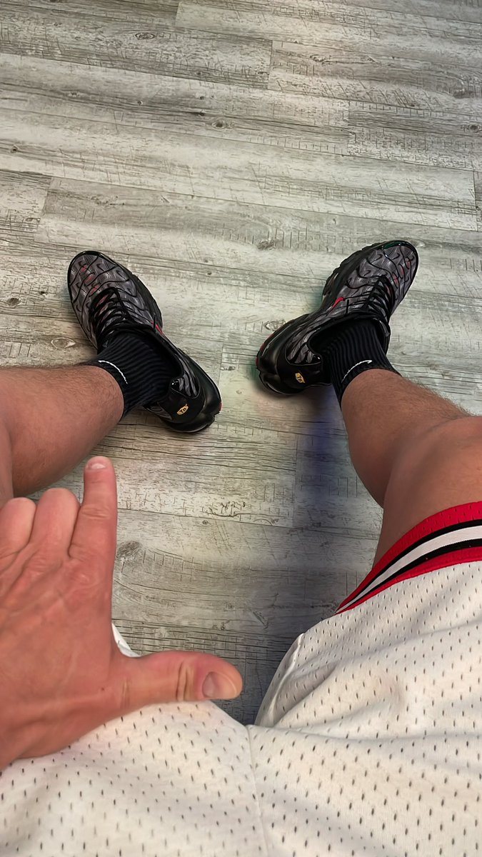 Sneakerking (5,9k) tweet media