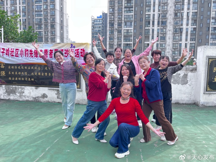 clough092874's tweet image. Spent the weekend packing meals for 200+ local families in need! Grateful to work alongside such kind-hearted volunteers—small acts make big smiles.  #VolunteerJoy #CommunityCare