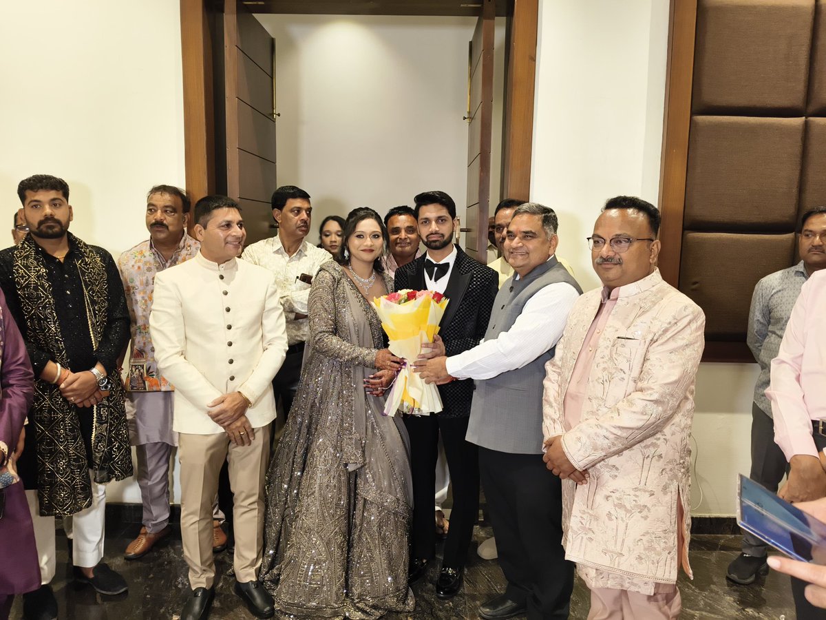 DakMla's tweet image. उदयपुर में भाजपा किसान मोर्चा के पूर्व प्रदेशाध्यक्ष श्री हरिराम जी रणवां के पारिवारिक वैवाहिक कार्यक्रम एवं श्री प्रवीण जी खण्डेलवाल के पारिवारिक वैवाहिक कार्यक्रम में सम्मिलित होकर उन्हें सपरिवार हार्दिक बधाई व शुभकामनाएं प्रदान की।

#GautamDak #udaipur