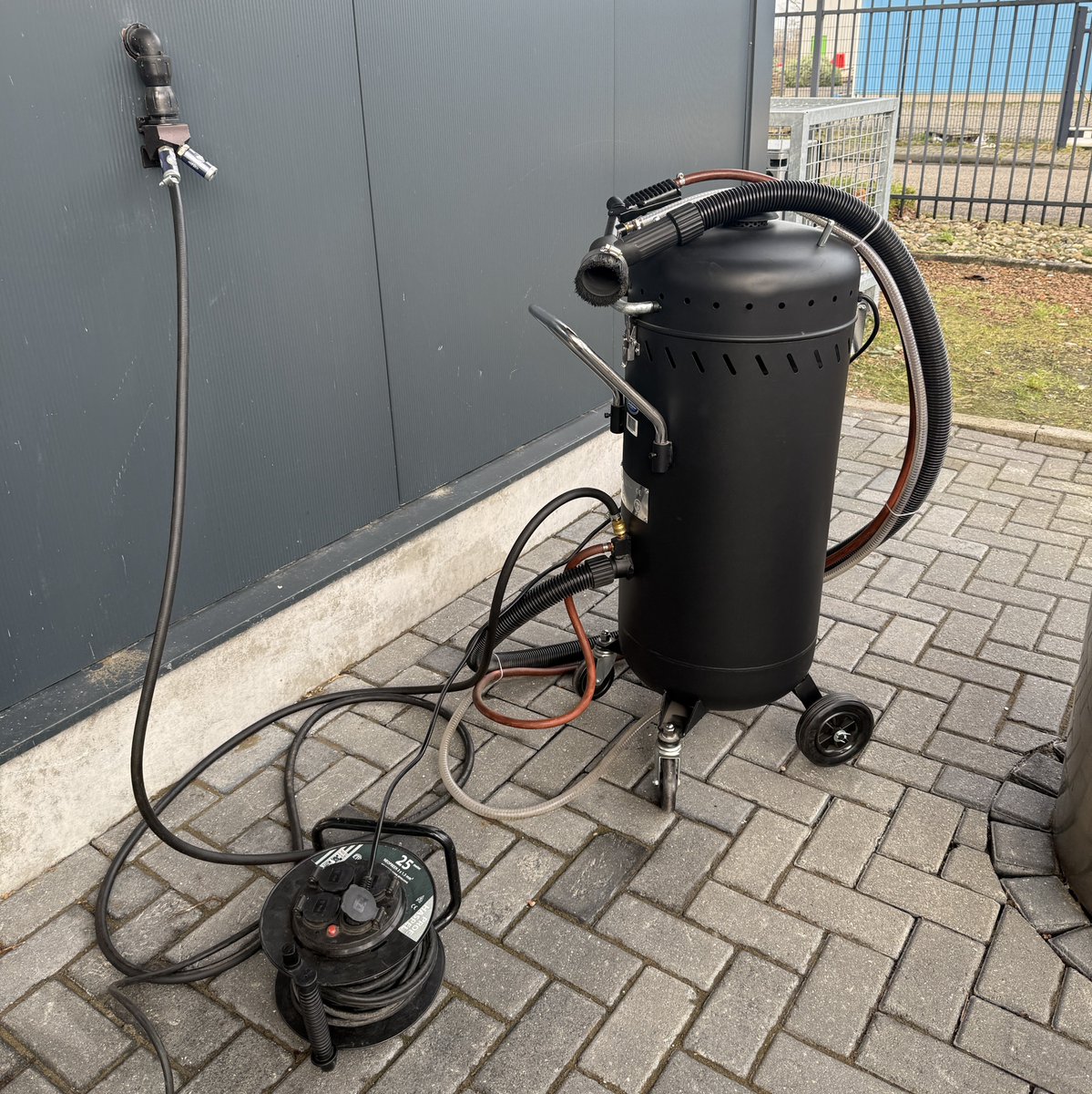 DatonaNL's tweet photo. Deze klant kwam langs in onze showroom om onze straalketel met afzuiging te testen. Hij wil ermee aan de slag om oude auto’s te stralen en op te knappen. Ben jij ook benieuwd welke straaloplossing het beste werkt? Kom langs in Haulerwijk voor advies en een demonstratie! #Stralen https://t.co/frLMWyVa3h