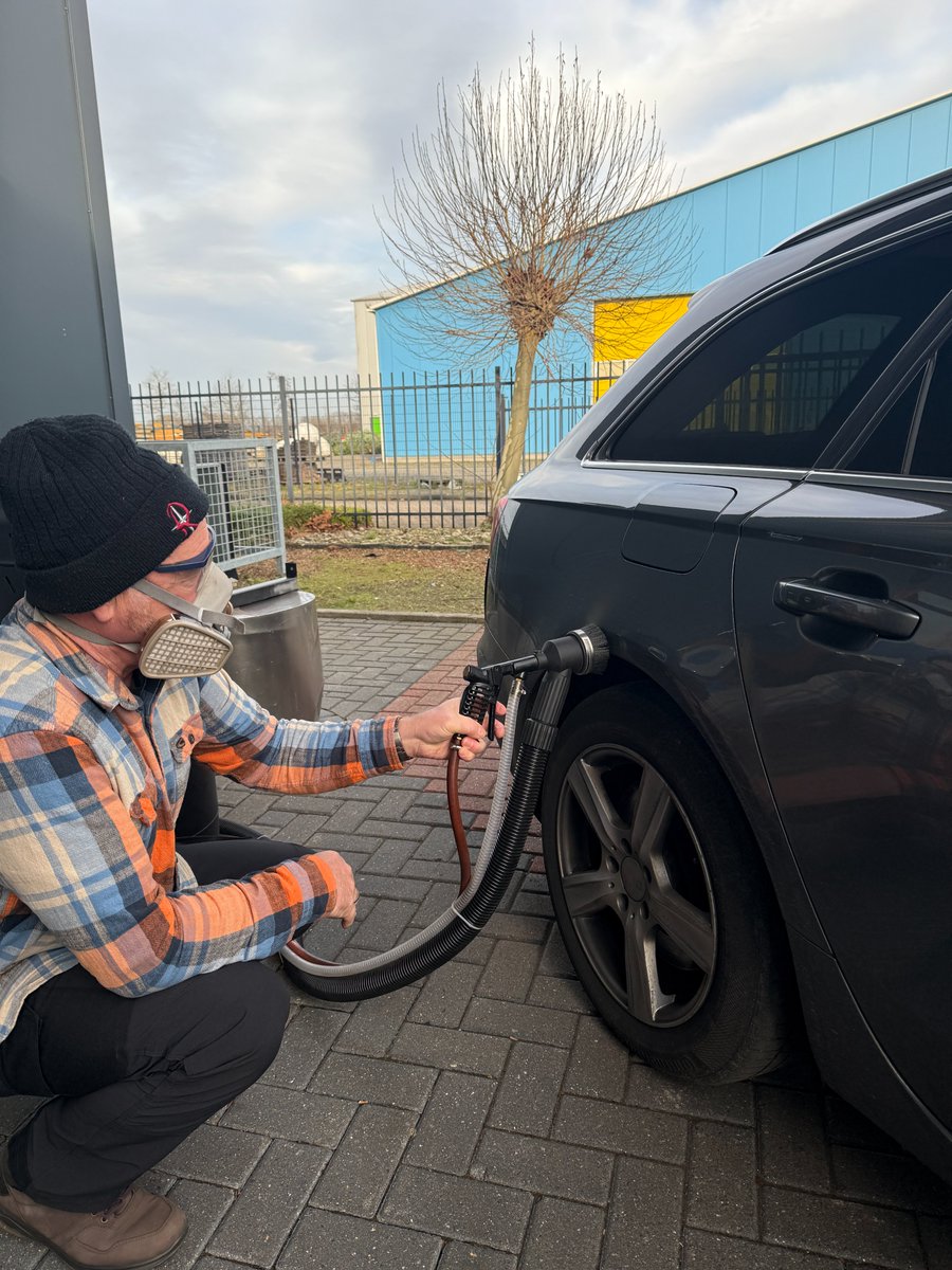 DatonaNL's tweet photo. Deze klant kwam langs in onze showroom om onze straalketel met afzuiging te testen. Hij wil ermee aan de slag om oude auto’s te stralen en op te knappen. Ben jij ook benieuwd welke straaloplossing het beste werkt? Kom langs in Haulerwijk voor advies en een demonstratie! #Stralen https://t.co/frLMWyVa3h