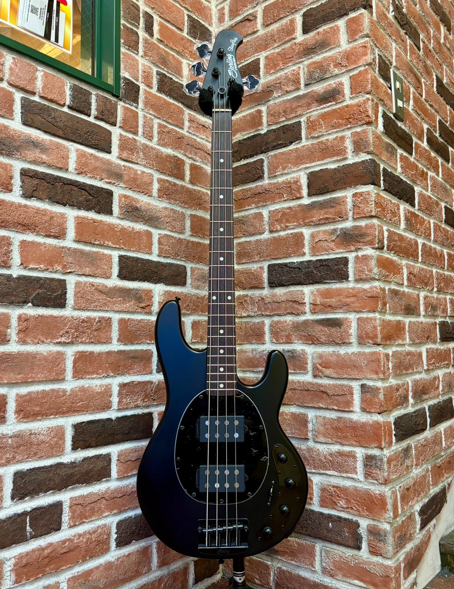 bassstation_akb's tweet image. ＃Sterling by MUSICMAN
Ray34HH (Stealth Black)入荷いたしました‼️

マッチング仕様のステルスブラックカラーが超クール😍
ハムバッカー2基によるサウンドメイクの幅広さとパワフルさが魅力な1本です👍